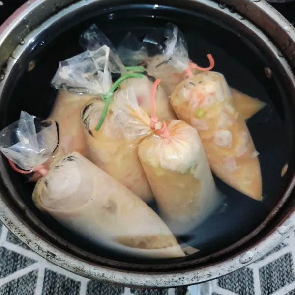Kemudian masukkan adonan sosis telur nya kedalam plastik es lilin lalu rebus hingga matang.