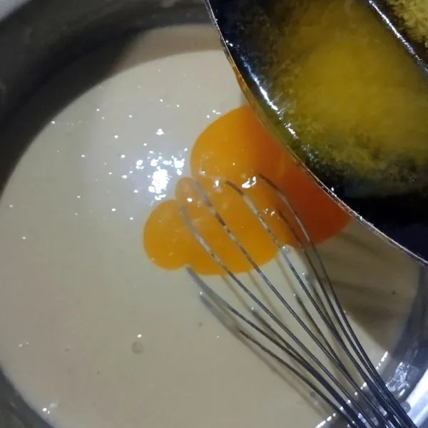 Terakhir tuang margarin cair, aduk rata.