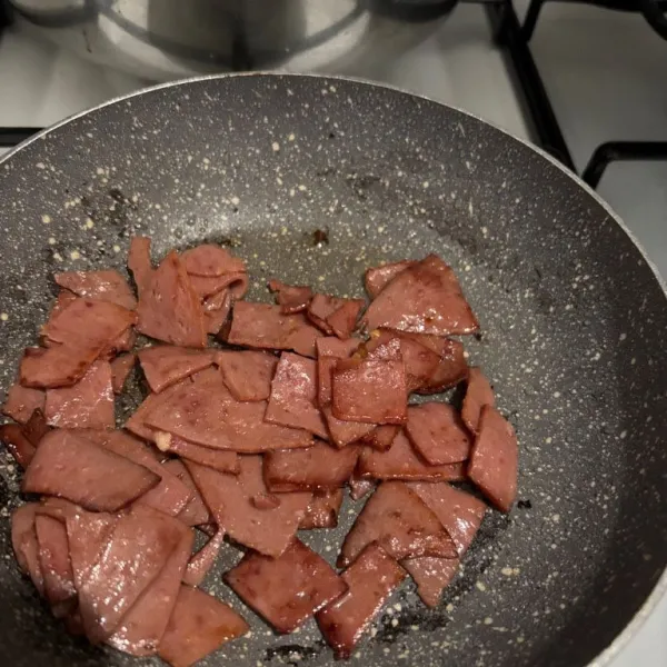 Iris smoked beef dan panggang dalam pan.