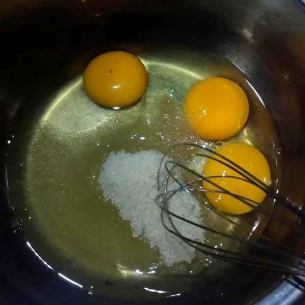Dalam wadah mix Telur dan gula hingga gula larut.