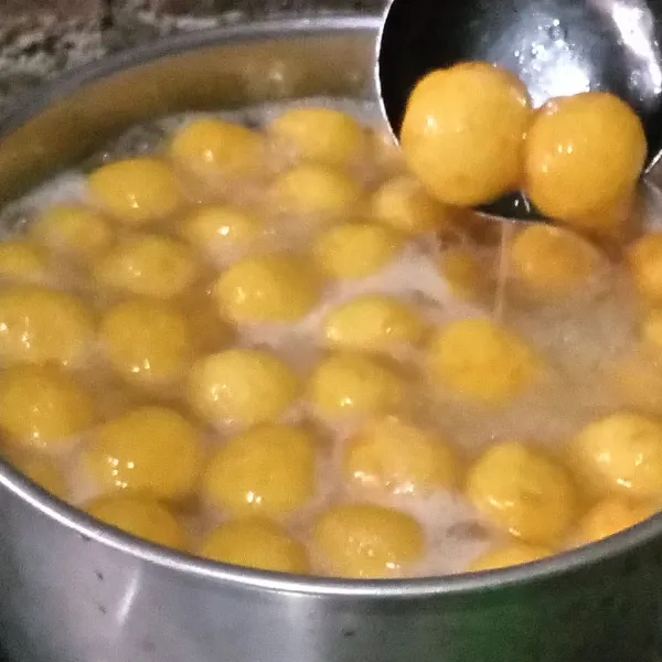 Didihkan 2 liter air lalu masukkan biji salak.