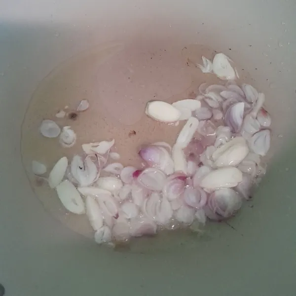 Tumis bawang merah dan bawang putih sampai harum