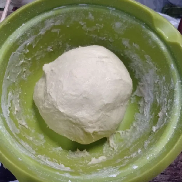 Lanjut masukan margarin, uleni lagi sampai benar benar kalis, diamkan adonan selama 30 menit atau sampai mengembang