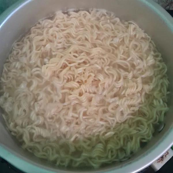 Rebus mie sampai lunak, lalu tiriskan