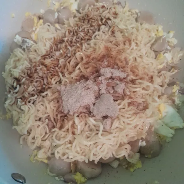 Tambahkan mie, bumbu mie instan, dan kecap manis aduk rata