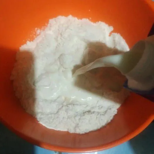 Dalam wadah lain masukkan terigu, susu cair, gula pasir dan vanilli bubuk serta baking powder aduk sampai rata.