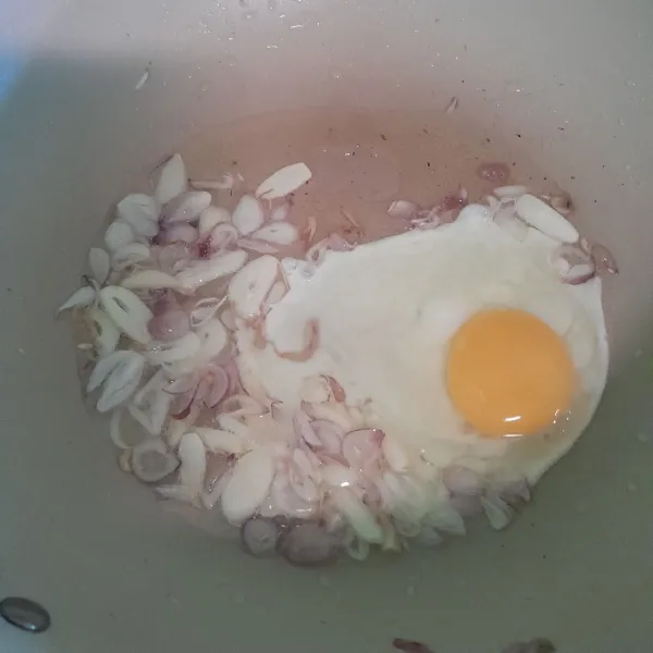 Pecahkan telur, lalu orak-arik