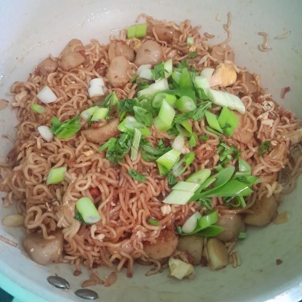 Lalu masukan daun bawang seledri aduk rata, masak sebentar matikaan kompor, siap di sajikan