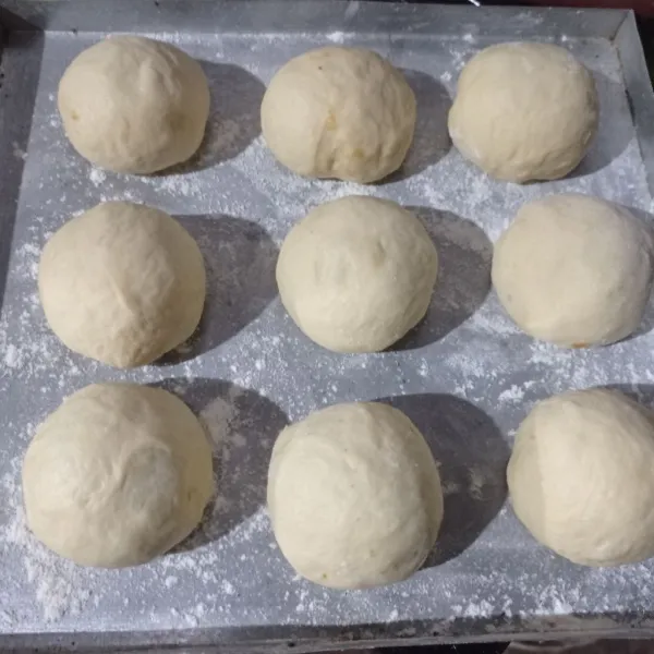 Bulatkan daun rounding, tata pada loyang, diamkan lagi selama 10 menit