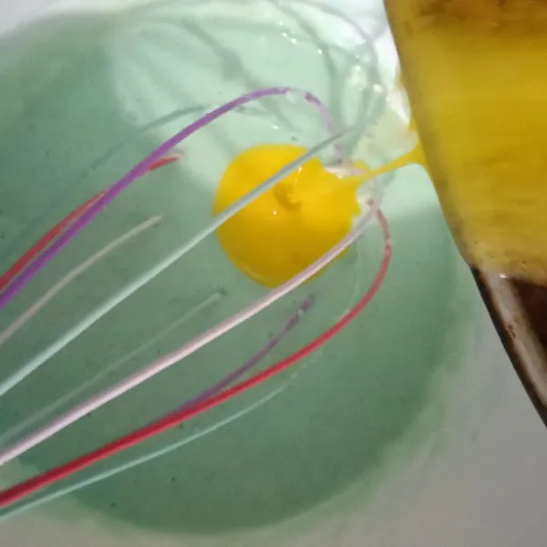 Masukkan air bunga telang, masukkan juga margarin yang sudah dilelehkan. Saring hasilnya.