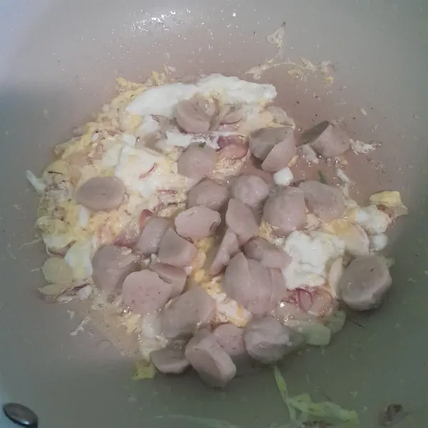 Masukkan potongan bakso aduk rata