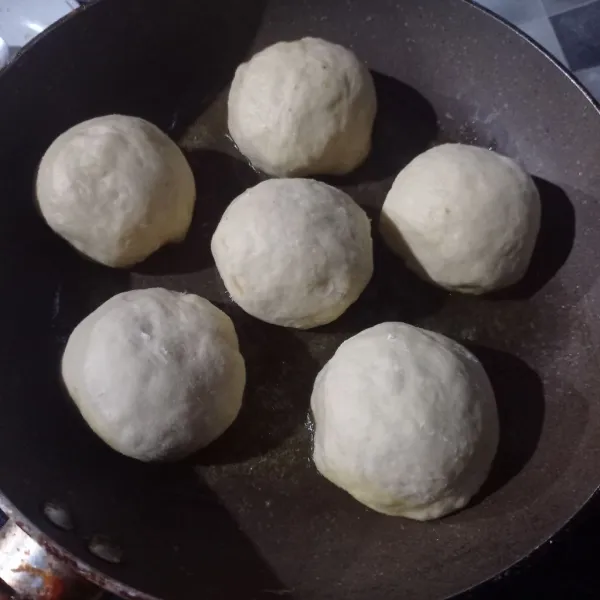 Panaskan teflon beri sedikit margarin, lalu panggang roti sampai kedua sisi matang, cukup dengan api sedang cenderung kecil