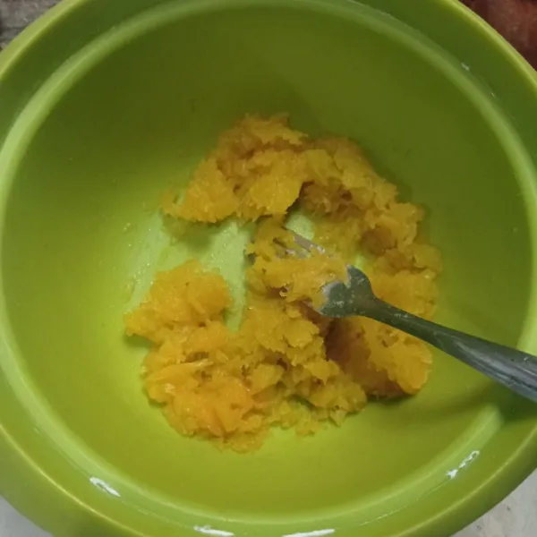 Masukan labu kukus kedalam wadah, haluskan menggunakan garpu