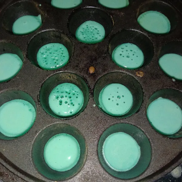 Tuang ke dalam cetakan yang sudah panas.