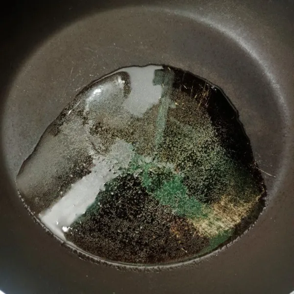 Panaskan minyak goreng.