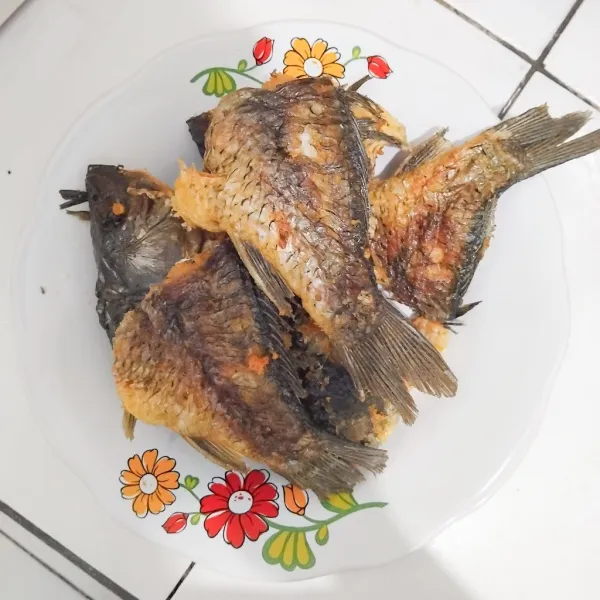 Lumuri ikan dengan jeruk nipis & garam, diamkan 30 menit, lalu goreng sampai matang