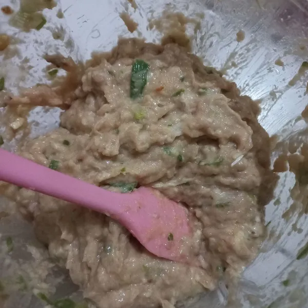 Haluskan semua bahan. Siapkan kulit lumpia.