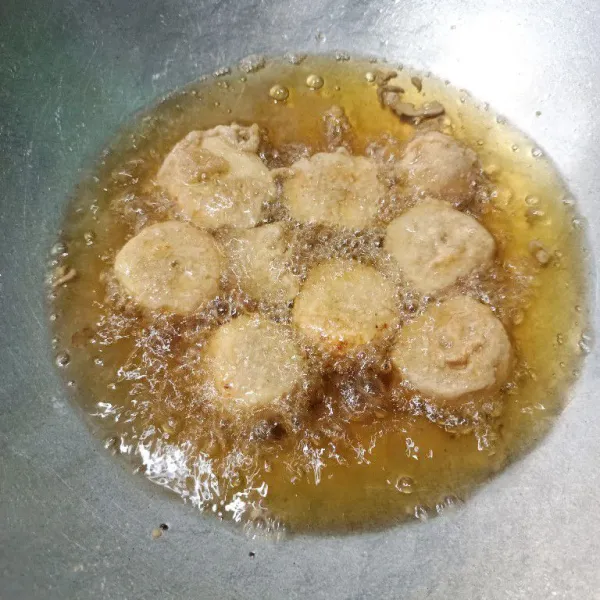 Goreng pisang hingga kecoklatan.