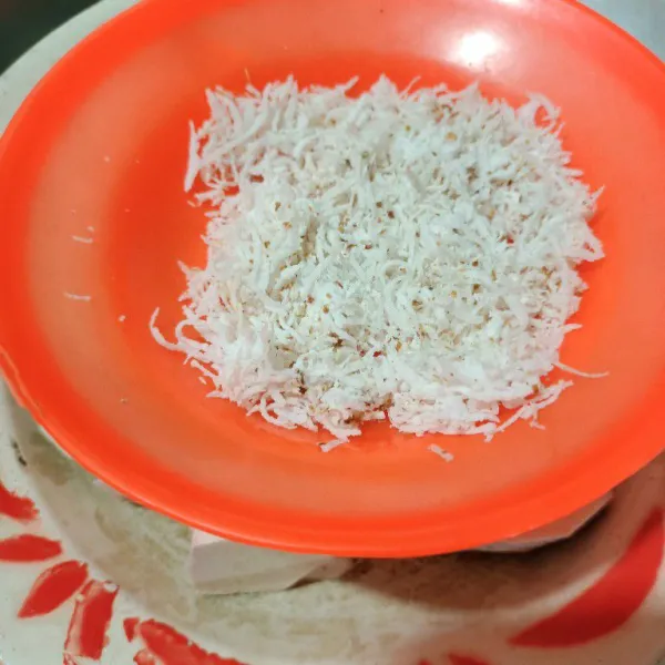 Lalu kelapa dikukus sebentar.