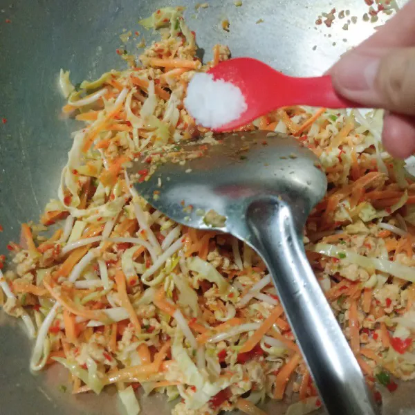 Masukkan garam, kaldu bubuk.