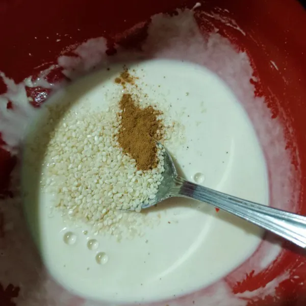 Tambahkan wijen dan kayu manis bubuk.