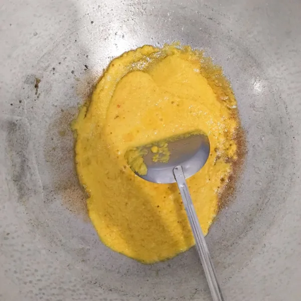 Tumis bumbu halus sampai wangi