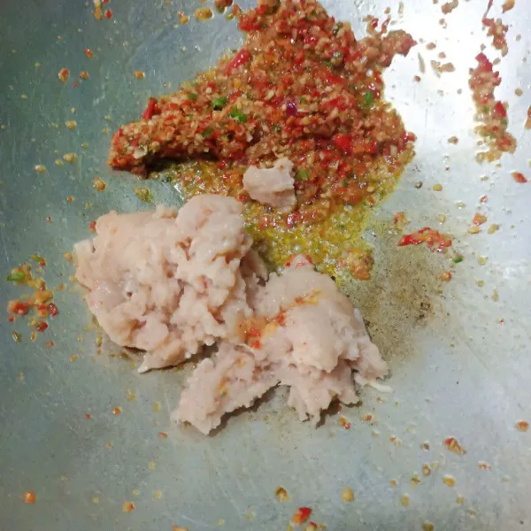 Masukkan daging ayam giling, tumis sebentar.