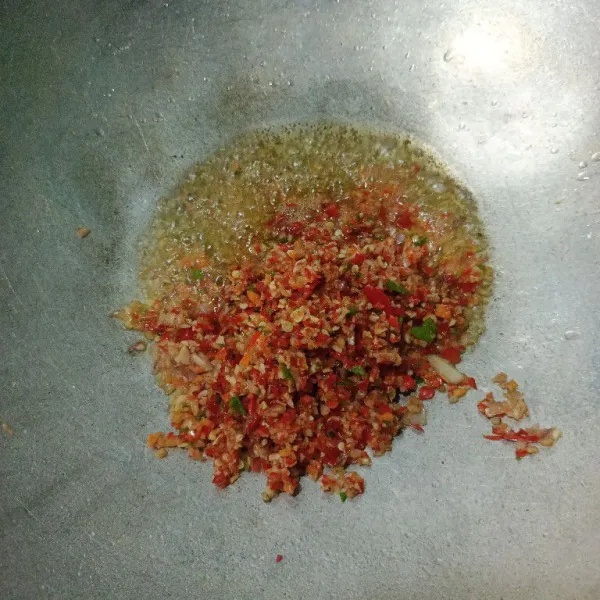 Tumis bumbu yang sudah dichopper kasar hingga harum.