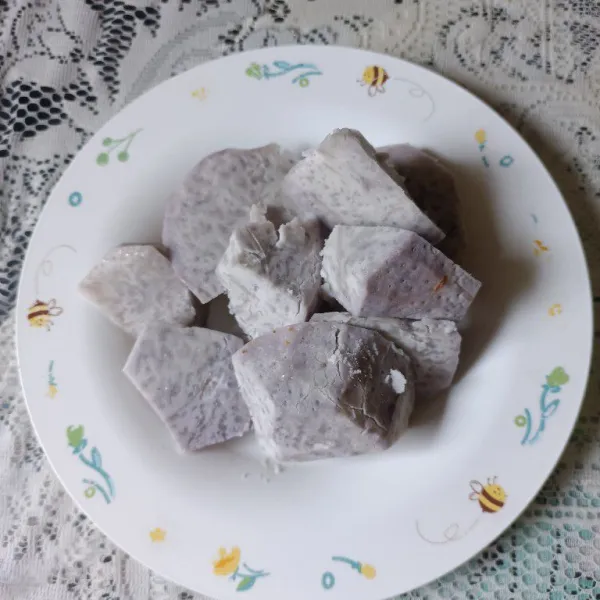 Dalam piring masukkan talas kukus.