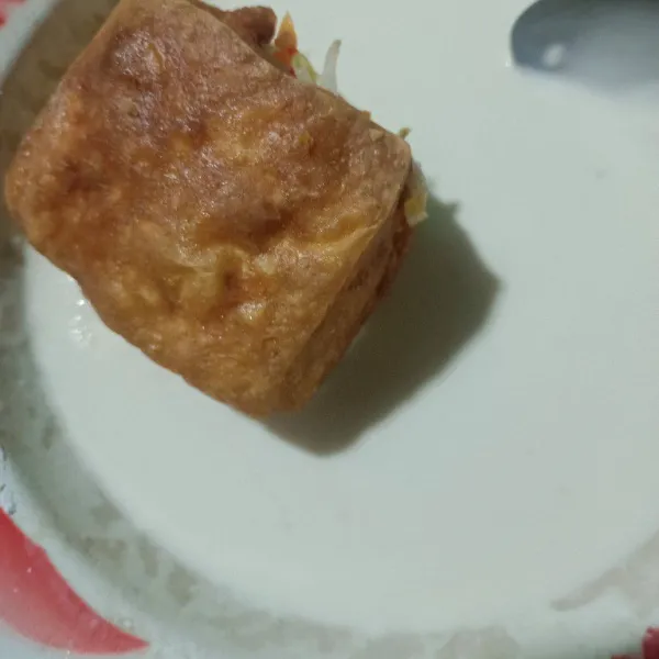 Celupkan tahu ke dalam adonan tepung.