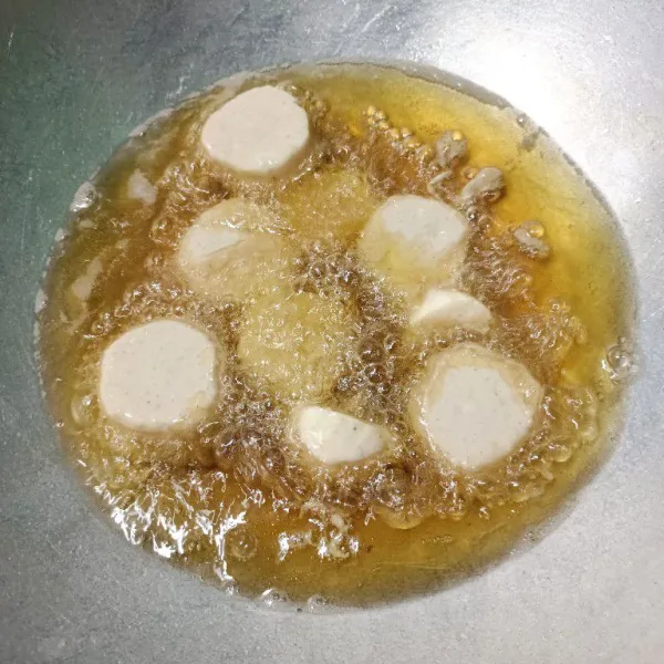 Goreng pisang ke dalam minyak panas dengan api sedang.