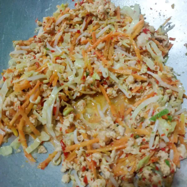 Tambahkan air, masak hingga sayuran matang.