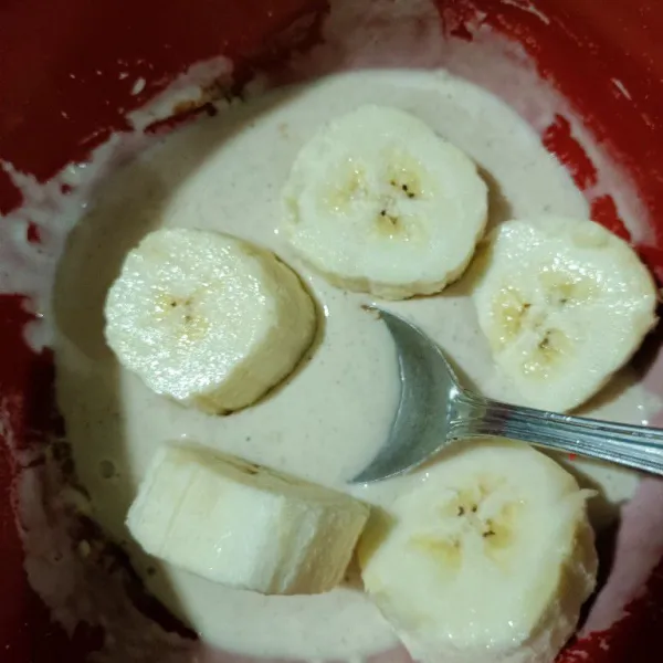 Celupkan pisang ke dalam adonan tepung.