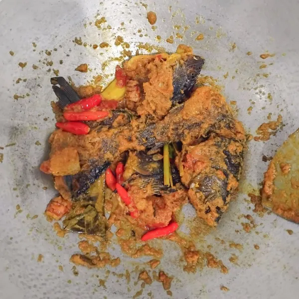 Aduk rata sampai bumbu meresap ke ikan