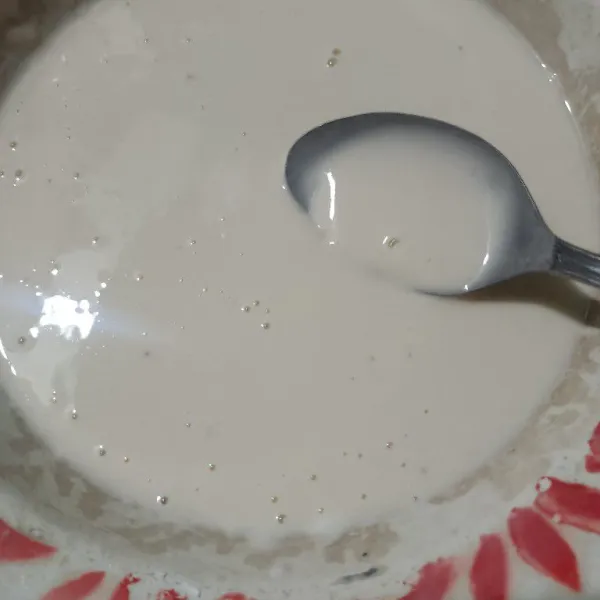 Campur bahan baluran lalu aduk rata.