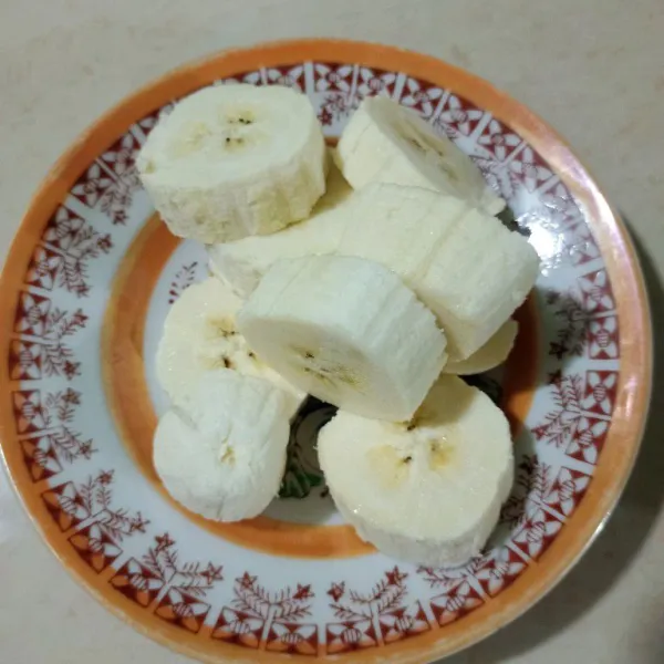 Potong bulat pisang kepok.