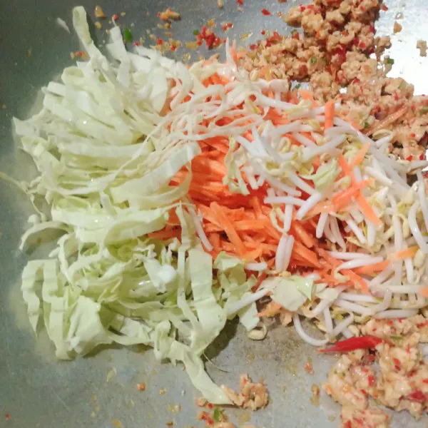 Masukkan kol, wortel, tauge, tumis hingga sayuran layu.