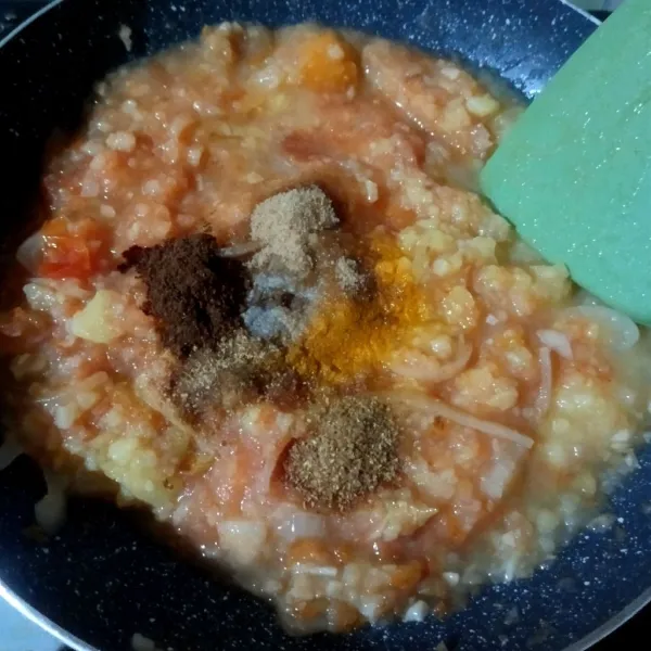 Tuang air, masukan seasoning, aduk dan cek rasa.