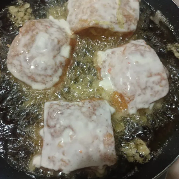 Goreng tahu hingga kecoklatan.