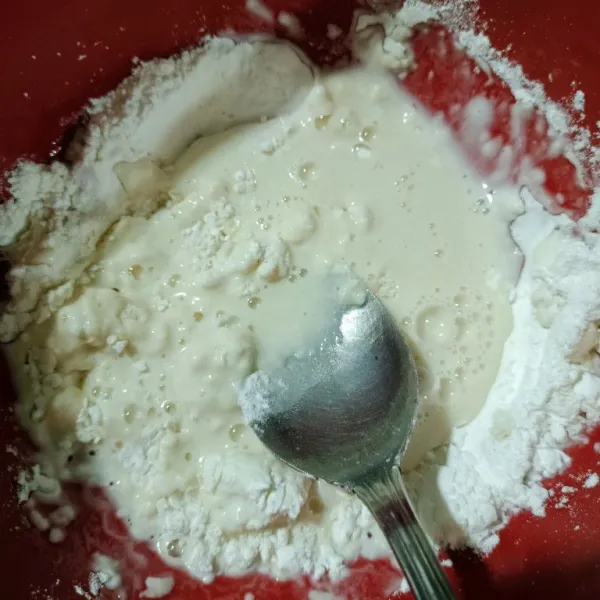 Lalu tuang air, aduk rata.