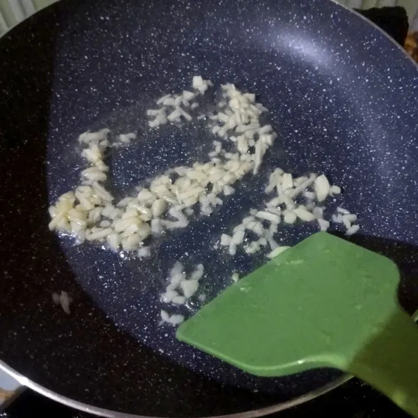 Tumis bawang putih hingga harum.