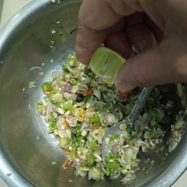 Terakhir, beri kucuran jeruk limau. Koreksi rasa. Padukan dengan lauk lain seperti tongkol suwir, ayam suwir, telur dadar, ayam betutu dll.