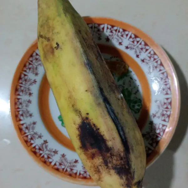 Karena ukuran pisang kepoknya besar, jadi aku pakai 1 aja ya.