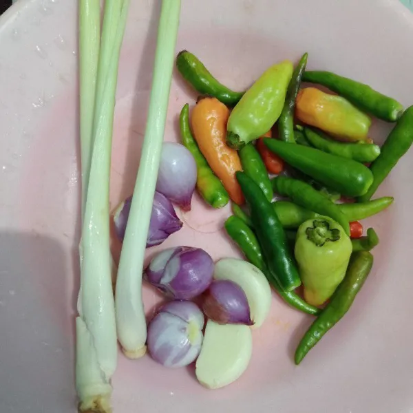 Siapkan bahan sambal matah, cuci bersih.
