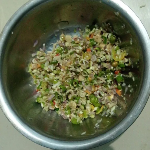 Tuang minyak panas, aduk rata.