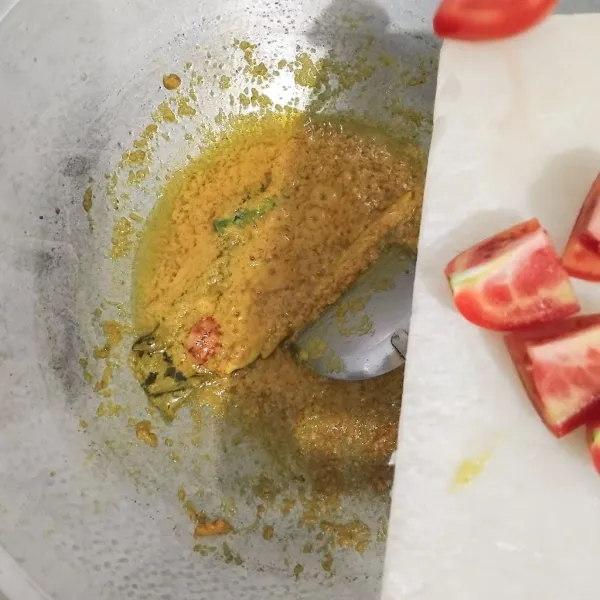 Masukkan tomat dan rawit utuh