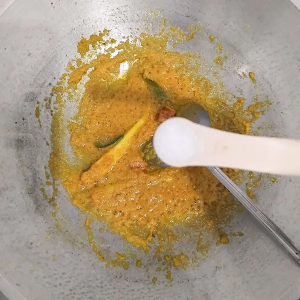 Taburkan gula dan penyedap