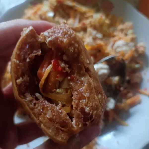 Potong bagian atas tahu, lalu keruk bagian dalamnya, isi dengan isian sayur.