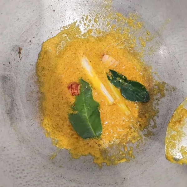 Masukkan sereh, lengkuas, daun salam, daun jeruk. Lanjut tumis sampai bumbu matang