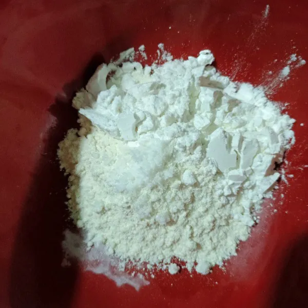 Campur dalam wadah terigu, tepung beras, maizena, garam, aduk rata.